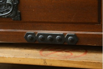 中古　欅(ケヤキ)材　和の風格感じる黒金具が趣深い長火鉢　(R-087710)