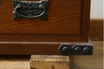 中古　欅(ケヤキ)材　和の風格感じる黒金具が趣深い長火鉢　(R-087710)