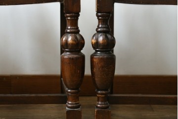 イギリスアンティーク　オーク材　背もたれのシェル彫刻と挽き物脚が上品なダイニングチェア3脚セット　(R-087711)