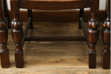 イギリスアンティーク　オーク材　背もたれのシェル彫刻と挽き物脚が上品なダイニングチェア3脚セット　(R-087711)