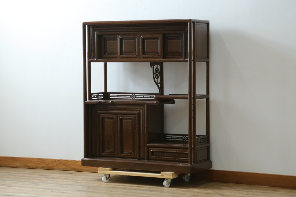 中古　美品　鉄刀木(タガヤサン)材　美しい木目と透かし彫りが魅力の飾り棚　(R-087712)