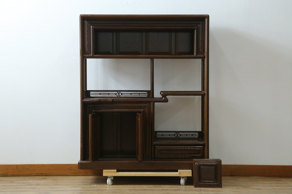 中古　美品　鉄刀木(タガヤサン)材　美しい木目と透かし彫りが魅力の飾り棚　(R-087712)