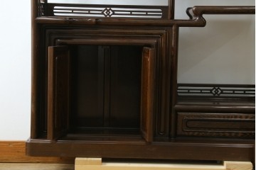 中古　美品　鉄刀木(タガヤサン)材　美しい木目と透かし彫りが魅力の飾り棚　(R-087712)