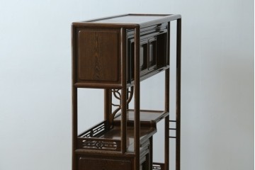 中古　美品　鉄刀木(タガヤサン)材　美しい木目と透かし彫りが魅力の飾り棚　(R-087712)
