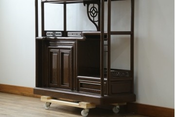 中古　美品　鉄刀木(タガヤサン)材　美しい木目と透かし彫りが魅力の飾り棚　(R-087712)