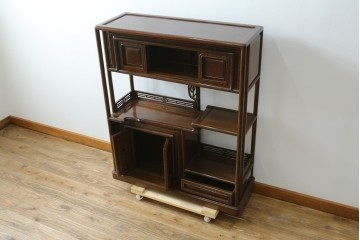 中古　美品　鉄刀木(タガヤサン)材　美しい木目と透かし彫りが魅力の飾り棚　(R-087712)