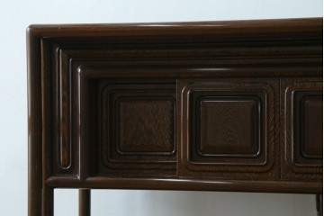 中古　美品　鉄刀木(タガヤサン)材　美しい木目と透かし彫りが魅力の飾り棚　(R-087712)