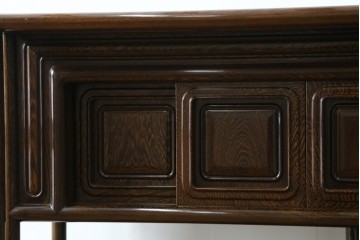 中古　美品　鉄刀木(タガヤサン)材　美しい木目と透かし彫りが魅力の飾り棚　(R-087712)
