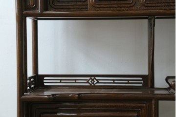 中古　美品　鉄刀木(タガヤサン)材　美しい木目と透かし彫りが魅力の飾り棚　(R-087712)