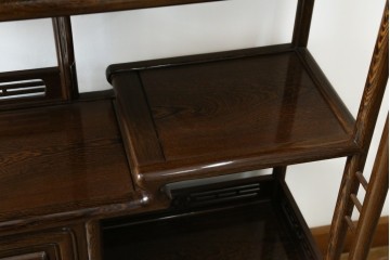 中古　美品　鉄刀木(タガヤサン)材　美しい木目と透かし彫りが魅力の飾り棚　(R-087712)