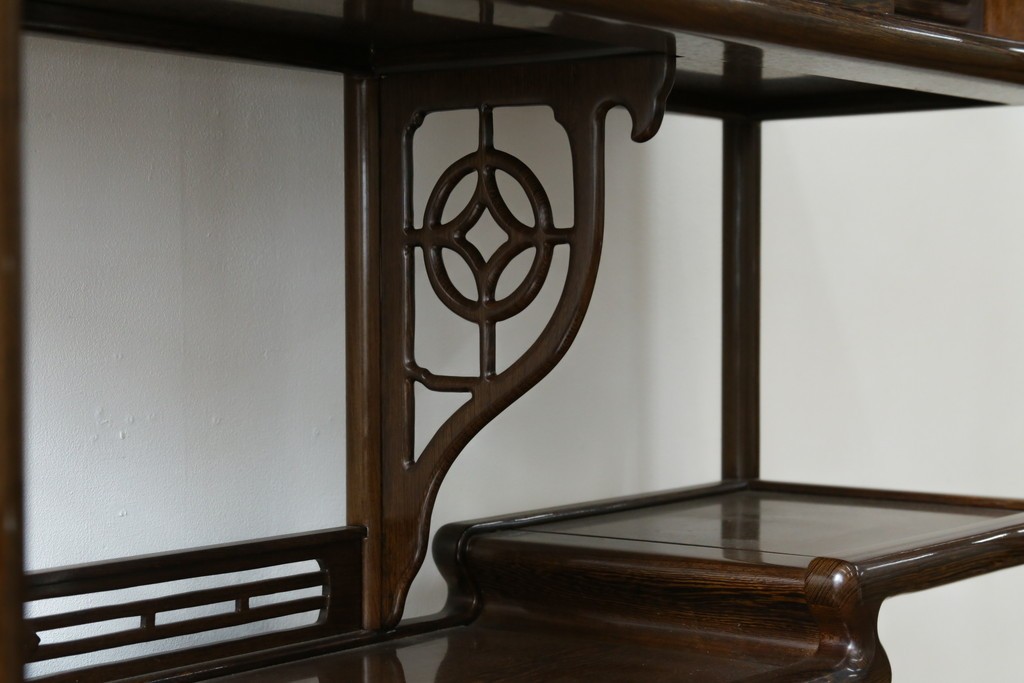 中古　美品　鉄刀木(タガヤサン)材　美しい木目と透かし彫りが魅力の飾り棚　(R-087712)