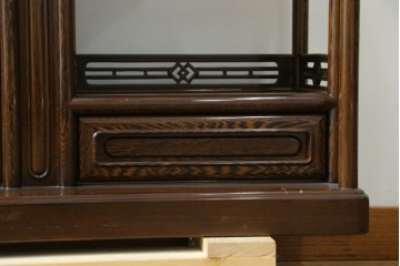 中古　美品　鉄刀木(タガヤサン)材　美しい木目と透かし彫りが魅力の飾り棚　(R-087712)
