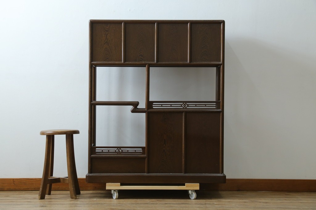 中古　美品　鉄刀木(タガヤサン)材　美しい木目と透かし彫りが魅力の飾り棚　(R-087712)