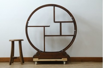 中古　高級工芸家具　欅(ケヤキ)材　丸型デザインがユニークな彫刻入り飾り棚　(R-087713)