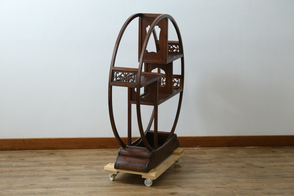 中古　高級工芸家具　欅(ケヤキ)材　丸型デザインがユニークな彫刻入り飾り棚　(R-087713)