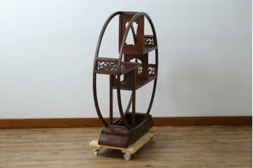 中古　高級工芸家具　欅(ケヤキ)材　丸型デザインがユニークな彫刻入り飾り棚　(R-087713)