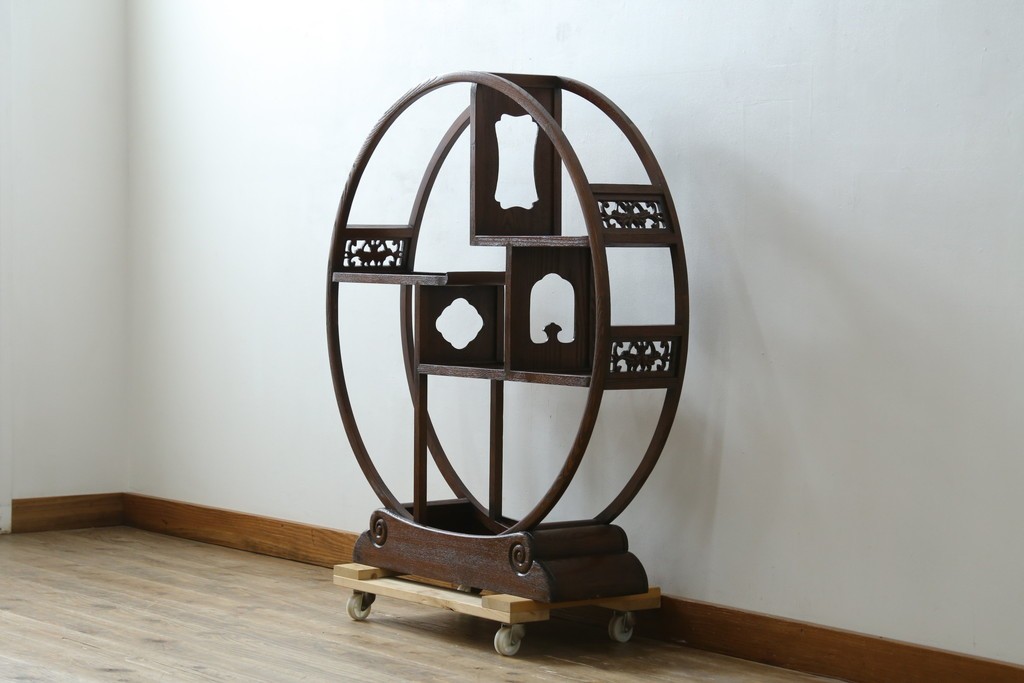 中古　高級工芸家具　欅(ケヤキ)材　丸型デザインがユニークな彫刻入り飾り棚　(R-087713)