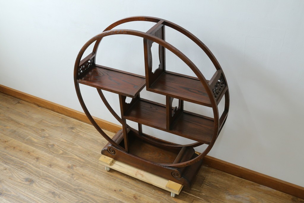 中古　高級工芸家具　欅(ケヤキ)材　丸型デザインがユニークな彫刻入り飾り棚　(R-087713)