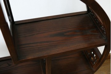中古　高級工芸家具　欅(ケヤキ)材　丸型デザインがユニークな彫刻入り飾り棚　(R-087713)