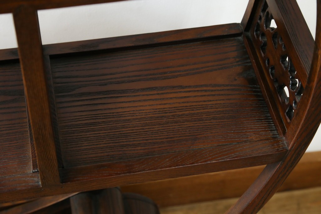 中古　高級工芸家具　欅(ケヤキ)材　丸型デザインがユニークな彫刻入り飾り棚　(R-087713)
