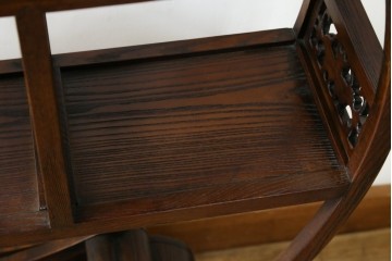 中古　高級工芸家具　欅(ケヤキ)材　丸型デザインがユニークな彫刻入り飾り棚　(R-087713)