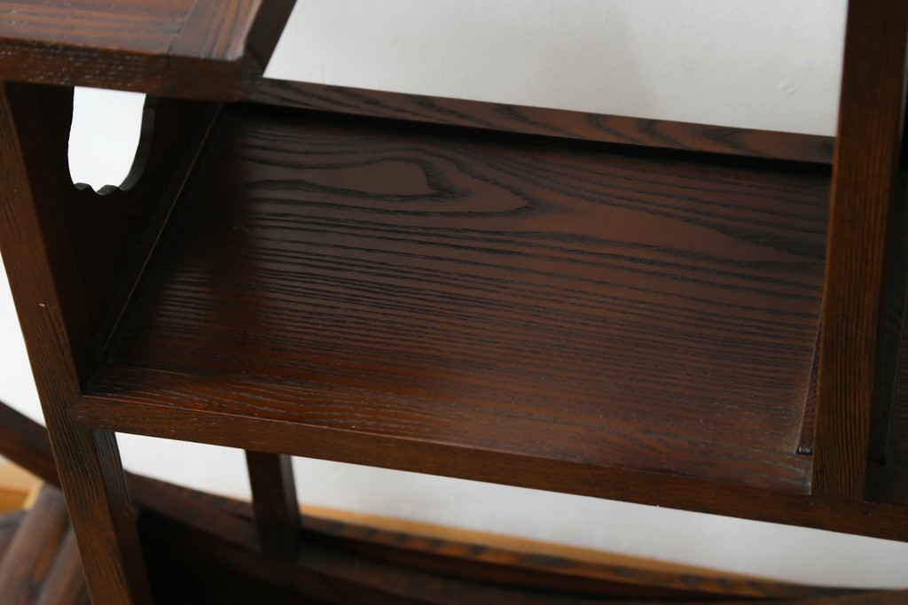 中古　高級工芸家具　欅(ケヤキ)材　丸型デザインがユニークな彫刻入り飾り棚　(R-087713)