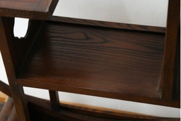 中古　高級工芸家具　欅(ケヤキ)材　丸型デザインがユニークな彫刻入り飾り棚　(R-087713)