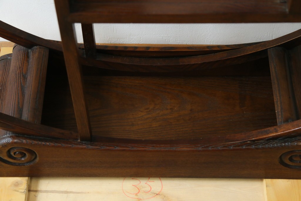 中古　高級工芸家具　欅(ケヤキ)材　丸型デザインがユニークな彫刻入り飾り棚　(R-087713)