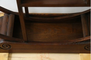 中古　高級工芸家具　欅(ケヤキ)材　丸型デザインがユニークな彫刻入り飾り棚　(R-087713)