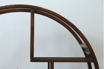 中古　高級工芸家具　欅(ケヤキ)材　丸型デザインがユニークな彫刻入り飾り棚　(R-087713)