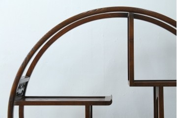 中古　高級工芸家具　欅(ケヤキ)材　丸型デザインがユニークな彫刻入り飾り棚　(R-087713)