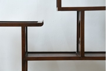 中古　高級工芸家具　欅(ケヤキ)材　丸型デザインがユニークな彫刻入り飾り棚　(R-087713)