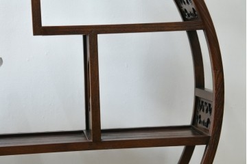 中古　高級工芸家具　欅(ケヤキ)材　丸型デザインがユニークな彫刻入り飾り棚　(R-087713)