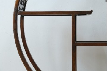 中古　高級工芸家具　欅(ケヤキ)材　丸型デザインがユニークな彫刻入り飾り棚　(R-087713)