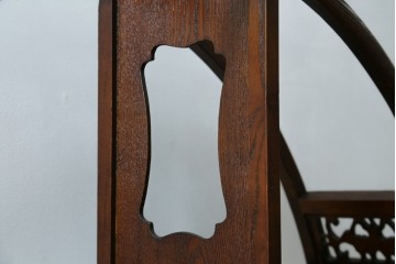 中古　高級工芸家具　欅(ケヤキ)材　丸型デザインがユニークな彫刻入り飾り棚　(R-087713)