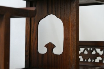 中古　高級工芸家具　欅(ケヤキ)材　丸型デザインがユニークな彫刻入り飾り棚　(R-087713)