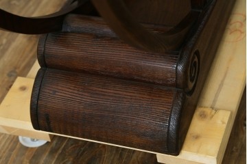 中古　高級工芸家具　欅(ケヤキ)材　丸型デザインがユニークな彫刻入り飾り棚　(R-087713)