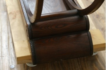 中古　高級工芸家具　欅(ケヤキ)材　丸型デザインがユニークな彫刻入り飾り棚　(R-087713)