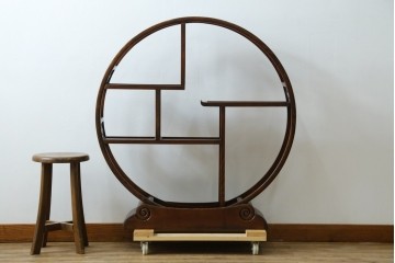 中古　高級工芸家具　欅(ケヤキ)材　丸型デザインがユニークな彫刻入り飾り棚　(R-087713)