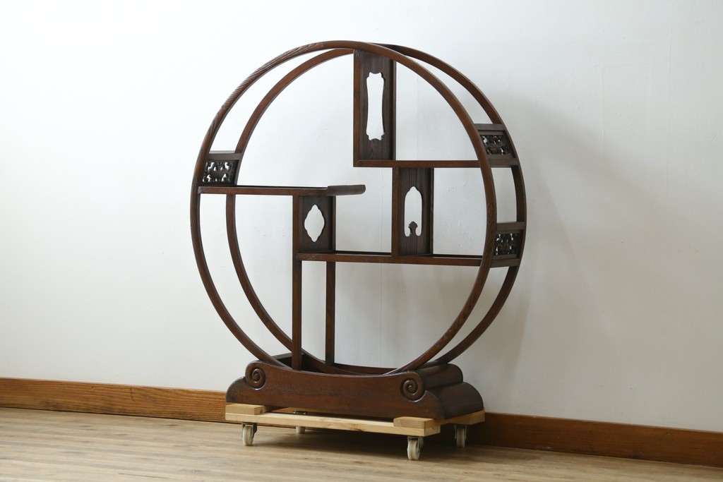 中古　高級工芸家具　欅(ケヤキ)材　丸型デザインがユニークな彫刻入り飾り棚　(R-087713)