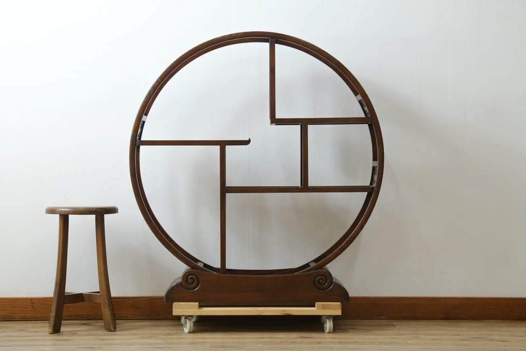 中古　高級工芸家具　欅(ケヤキ)材　丸型デザインがユニークな彫刻入り飾り棚　(R-087713)