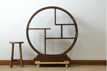 中古　高級工芸家具　欅(ケヤキ)材　丸型デザインがユニークな彫刻入り飾り棚　(R-087713)