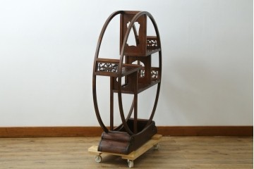 中古　高級工芸家具　欅(ケヤキ)材　丸型デザインがユニークな彫刻入り飾り棚　(R-087713)