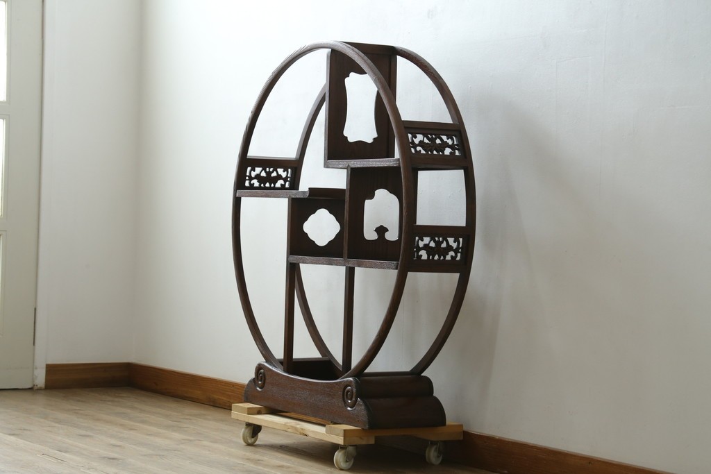 中古　高級工芸家具　欅(ケヤキ)材　丸型デザインがユニークな彫刻入り飾り棚　(R-087713)