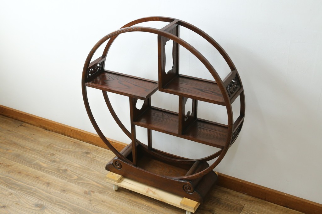中古　高級工芸家具　欅(ケヤキ)材　丸型デザインがユニークな彫刻入り飾り棚　(R-087713)