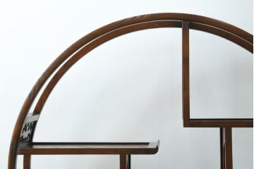 中古　高級工芸家具　欅(ケヤキ)材　丸型デザインがユニークな彫刻入り飾り棚　(R-087713)