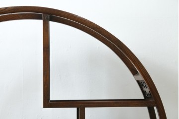 中古　高級工芸家具　欅(ケヤキ)材　丸型デザインがユニークな彫刻入り飾り棚　(R-087713)