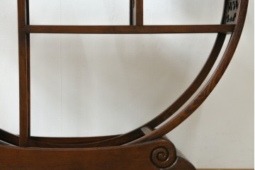 中古　高級工芸家具　欅(ケヤキ)材　丸型デザインがユニークな彫刻入り飾り棚　(R-087713)