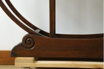 中古　高級工芸家具　欅(ケヤキ)材　丸型デザインがユニークな彫刻入り飾り棚　(R-087713)