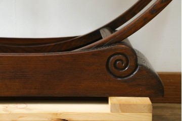 中古　高級工芸家具　欅(ケヤキ)材　丸型デザインがユニークな彫刻入り飾り棚　(R-087713)